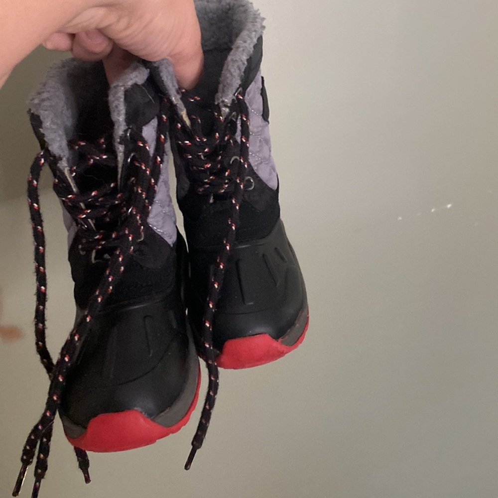 Carter’s Toddler snow boots size 8 - Picture 2 of 2